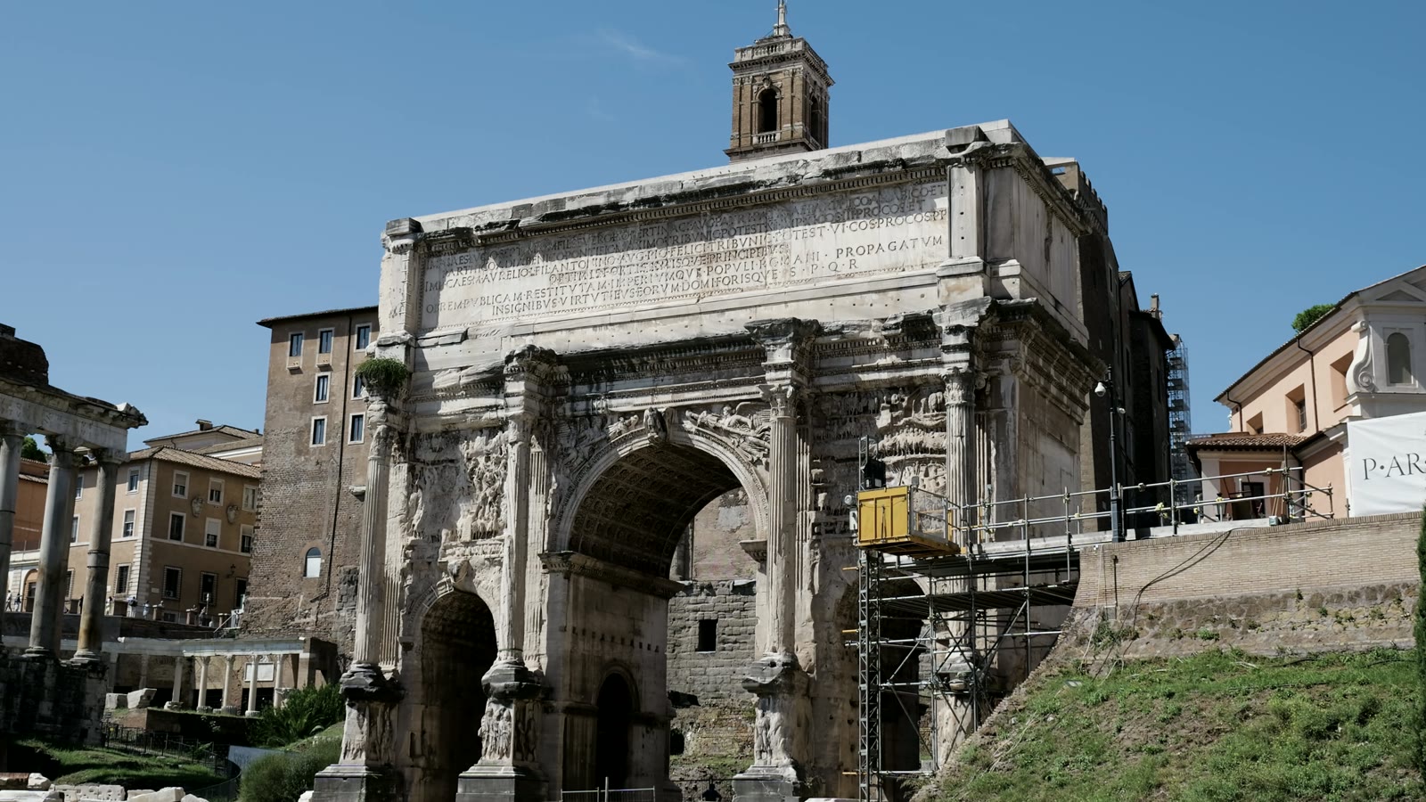 Łuk Septymiusza Sewera wśród ruin Forum Romanum.